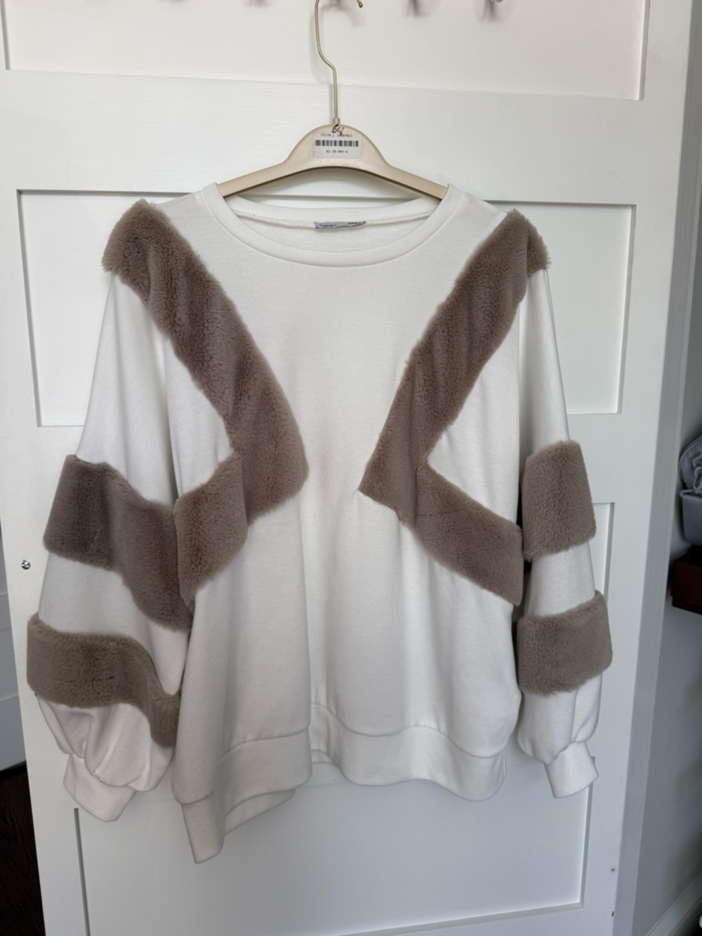 ZARA White Sweatshirt with Taupe Faux Fur Trim
